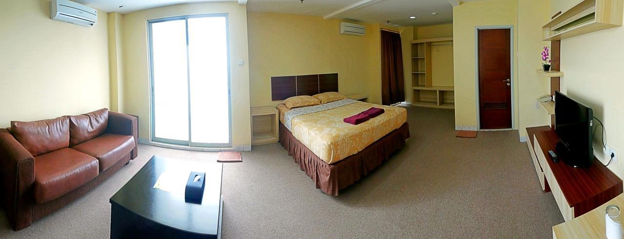 Hotel Golden Sky Pluit Jakarta Exterior photo