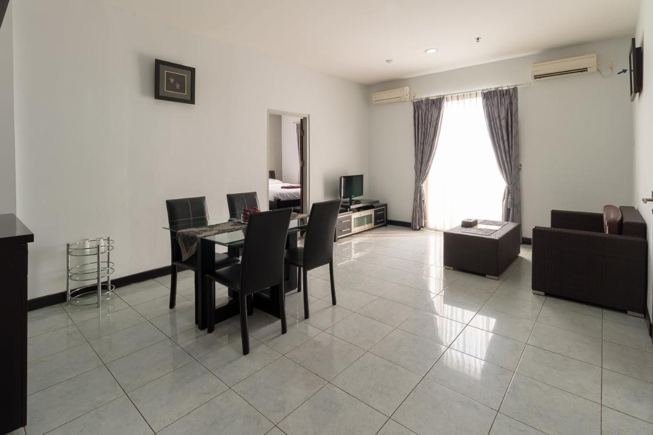 Hotel Golden Sky Pluit Jakarta Exterior photo